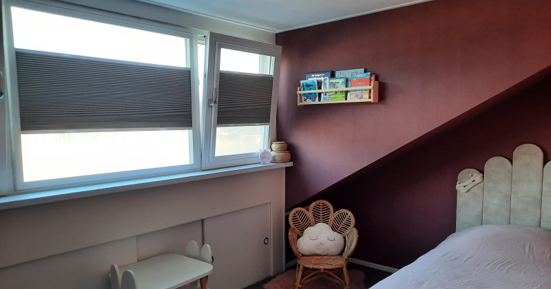 Kinderkamer roze afwerking dakkapel