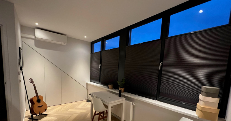 Zolderkamer binnenruimte dakkapel