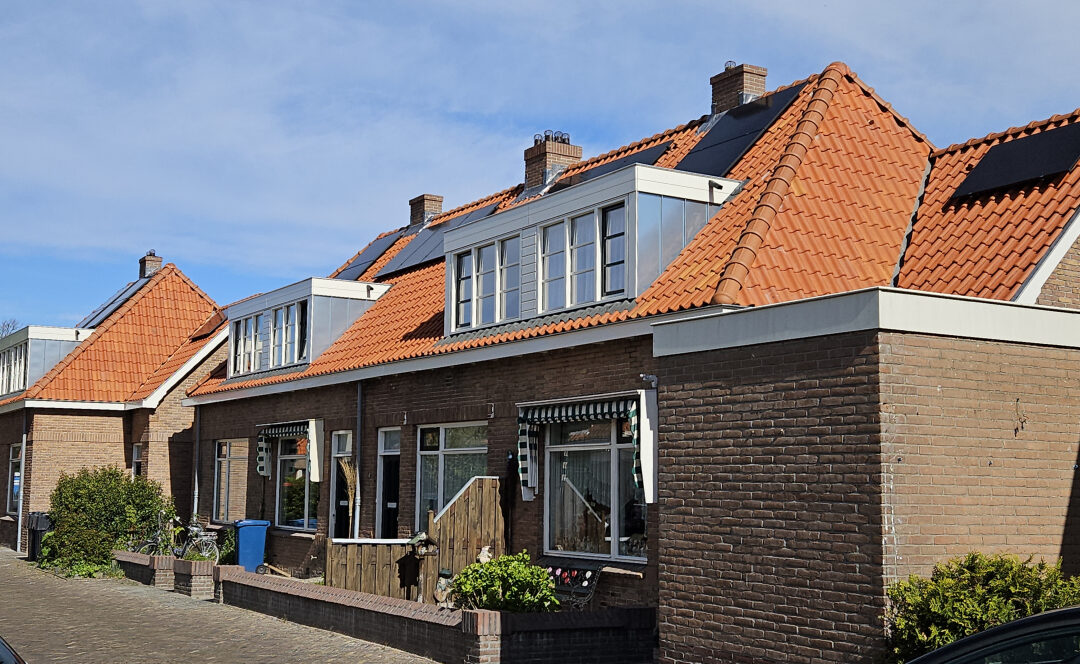 Klassieke dakkapel met zinken zijwangen